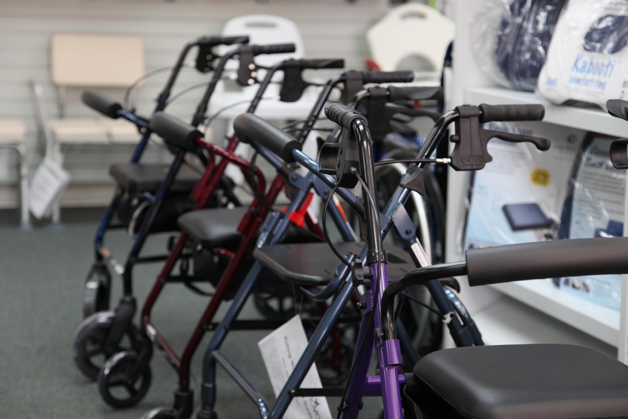 senior, healthcare, home medical, care, patient, medicine, nursing, assistance, elderly, old, health, mature, help, hospital, gray health, gray home, gray hospital, gray medical, gray help, gray medicine, gray elderly, gray care, gray healthcare